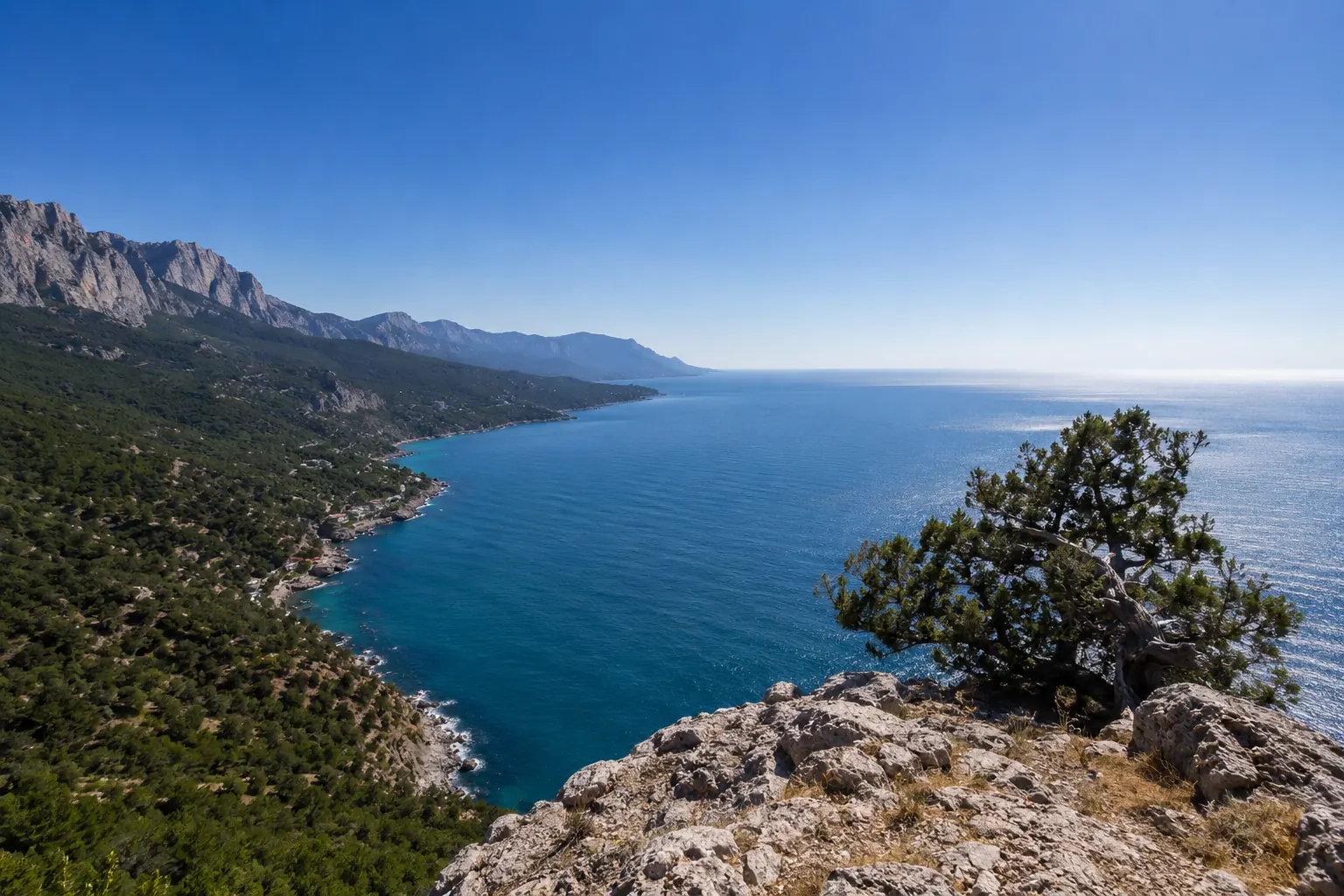 Побережье Крыма в солнечный день
